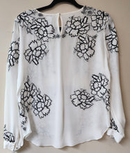 Load image into Gallery viewer, Oscar De La Renta Blouse. Size 2
