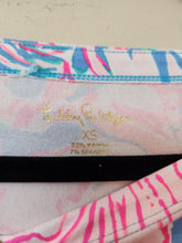 Load image into Gallery viewer, Lilly Pulitzer Dress. Size XS. Pink. Good condition. Pre-Owned.
