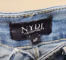 Load image into Gallery viewer, NYDJ Shorts. Size 6
